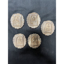 โหลดรูปภาพลงในเครื่องมือใช้ดูของ Gallery Thai Amulet Somdej Style Metal Edition, Wat Ceremony Inspired Collectible
Thai
