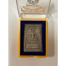 โหลดรูปภาพลงในเครื่องมือใช้ดูของ Gallery Thai Amulet Somdej Style Wat Rakhang Cracked Design With Box
Thai Amulet Somde