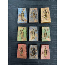 โหลดรูปภาพลงในเครื่องมือใช้ดูของ Gallery Thai Amulet Somdej Style From Wat Phra Kaew With Gemstone Decoration
Thai Amul