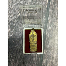 โหลดรูปภาพลงในเครื่องมือใช้ดูของ Gallery Thai Amulet Coin Buddhist Monk Wat Sakha 1983 With Original Box