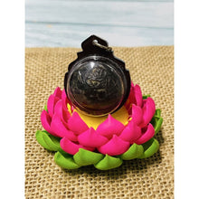 โหลดรูปภาพลงในเครื่องมือใช้ดูของ Gallery Coconut Shell Carving Amulet
Rahu Moon Amulet
Three-Faced Thai Amulet