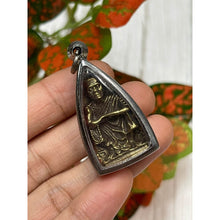 โหลดรูปภาพลงในเครื่องมือใช้ดูของ Gallery Buddhist Monk Inspired Thai Amulet Coin Wat Baan Rai Collectible
Somdej Style