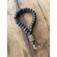 โหลดรูปภาพลงในเครื่องมือใช้ดูของ Gallery Thai Amulet Somdej Style Made From Jindamani Herb - Cultural Keepsake
Thai Amu