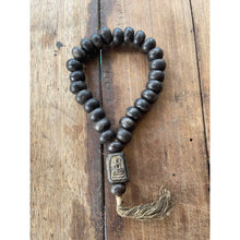 โหลดรูปภาพลงในเครื่องมือใช้ดูของ Gallery Thai Amulet Somdej Style Made From Jindamani Herb - Cultural Keepsake
Thai Amu
