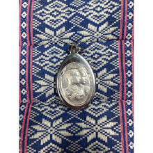 โหลดรูปภาพลงในเครื่องมือใช้ดูของ Gallery Thai Amulet Pendant Pair King And Queen With Stainless Frame
Thai