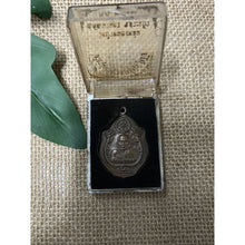 โหลดรูปภาพลงในเครื่องมือใช้ดูของ Gallery Thai Amulet Coin Buddhist Monk 143 Copper With Original Box