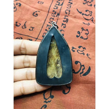 โหลดรูปภาพลงในเครื่องมือใช้ดูของ Gallery Thai Amulet Of Phra Buddha Chinnarat In Silver With Vintage Frame