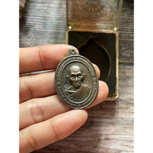 โหลดรูปภาพลงในเครื่องมือใช้ดูของ Gallery Thai Amulet Coin Buddhist Monk Pasathiko Wat Phaya Thai Original Box