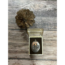 โหลดรูปภาพลงในเครื่องมือใช้ดูของ Gallery Buddhist Monk Inspired Thai Amulet Coin With Original Box
Thai Amulet Coin Fro