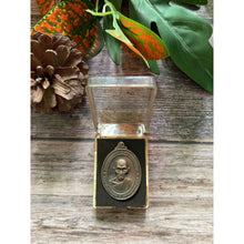 โหลดรูปภาพลงในเครื่องมือใช้ดูของ Gallery Thai Amulet Coin Buddhist Monk Pasathiko Wat Phaya Thai Original Box