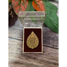โหลดรูปภาพลงในเครื่องมือใช้ดูของ Gallery Thai Amulet Coin Buddhist Monk Wat Pradu Chim Phli Original Box