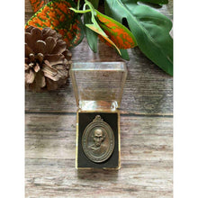 โหลดรูปภาพลงในเครื่องมือใช้ดูของ Gallery Thai Amulet Coin Buddhist Monk Pasathiko Wat Phaya Thai Original Box
