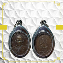 โหลดรูปภาพลงในเครื่องมือใช้ดูของ Gallery Buddhist Monk Inspired Thai Amulet Coin Wat Chulamani 2511 Edition
Thai Amulet