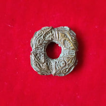 โหลดรูปภาพลงในเครื่องมือใช้ดูของ Gallery Thai Amulet Coin in Antique Brass - Cultural Keepsake 
Thai Amulet Coin Inspire
