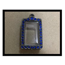 โหลดรูปภาพลงในเครื่องมือใช้ดูของ Gallery Somdej Style Thai Amulet Frame in Black Micron Gold Finish 
Thai Amulet Frame i
