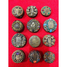 โหลดรูปภาพลงในเครื่องมือใช้ดูของ Gallery Thai Amulet Somdej Style With Gemstones Wat Vang Na Edition Cultural Keepsake
