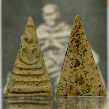 โหลดรูปภาพลงในเครื่องมือใช้ดูของ Gallery Thai Amulet Somdej Style With Gold Powder From Wat Phra Kaew Cultural Keepsake
