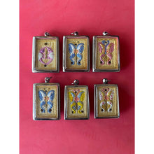 โหลดรูปภาพลงในเครื่องมือใช้ดูของ Gallery Bee-Inspired Thai Amulet Necklace For Cultural Keepsake And Collectible Use
