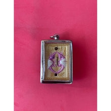 โหลดรูปภาพลงในเครื่องมือใช้ดูของ Gallery Bee-Inspired Thai Amulet Necklace For Cultural Keepsake And Collectible Use
