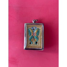 โหลดรูปภาพลงในเครื่องมือใช้ดูของ Gallery Bee-Inspired Thai Amulet Necklace For Cultural Keepsake And Collectible Use
