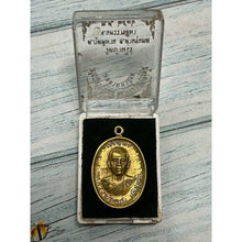 โหลดรูปภาพลงในเครื่องมือใช้ดูของ Gallery Thai Amulet Coin Buddhist Monk, Wat Baan Rai, 1993, Original Box
