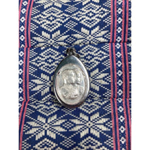 โหลดรูปภาพลงในเครื่องมือใช้ดูของ Gallery Thai Amulet Pendant Pair King And Queen With Stainless Frame 
Thai
