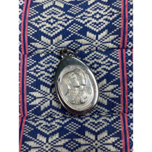 โหลดรูปภาพลงในเครื่องมือใช้ดูของ Gallery Thai Amulet Pendant Pair King And Queen With Stainless Frame 
Thai
