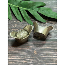 โหลดรูปภาพลงในเครื่องมือใช้ดูของ Gallery Thai Amulet Coin for Collectors, Inspired by Buddhist Monk, Cultural Keepsake 


