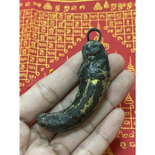 โหลดรูปภาพลงในเครื่องมือใช้ดูของ Gallery Tiger Tooth Powdered Amulet Gold Leaf Edition - Thai Buddhist Collectible Amulet
