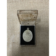 โหลดรูปภาพลงในเครื่องมือใช้ดูของ Gallery Buddhist Monk Inspired Amulet Coin 90Th Anniversary Wat Sri Uthumphon 2002 
Tha
