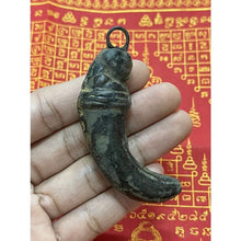 โหลดรูปภาพลงในเครื่องมือใช้ดูของ Gallery Tiger Tooth Powdered Amulet Gold Leaf Edition - Thai Buddhist Collectible Amulet
