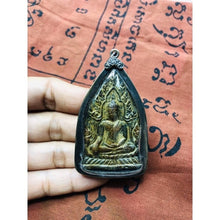 โหลดรูปภาพลงในเครื่องมือใช้ดูของ Gallery Thai Amulet of Phra Buddha Chinnarat in Silver with Vintage Frame
