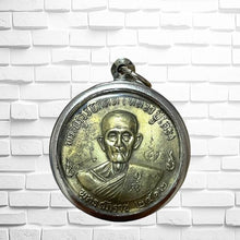โหลดรูปภาพลงในเครื่องมือใช้ดูของ Gallery Thai Amulet Coin Buddhist Monk Wat Pradu Chimphlee Gold Plated 2512
